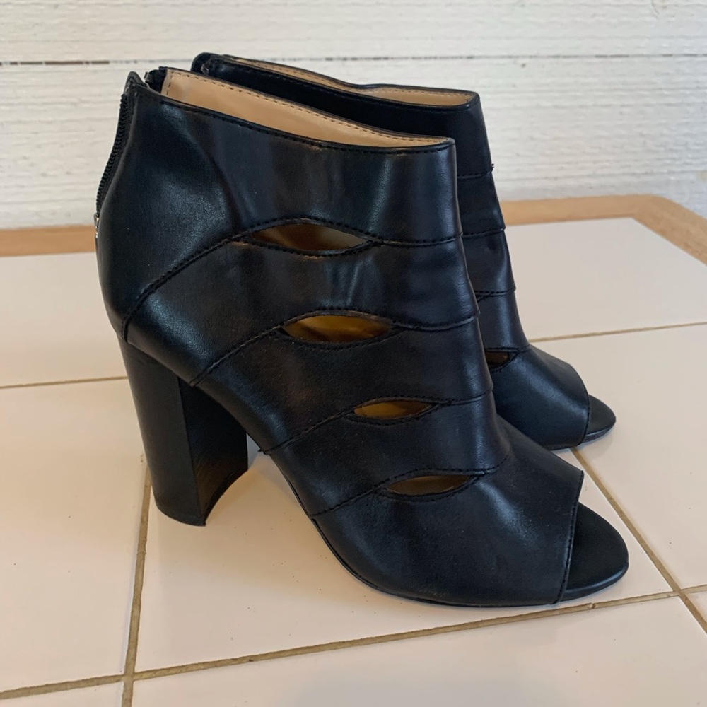3-1/2 inch Dress Heel Shoes by Adrienne Vittadini.  Black. Size 6.